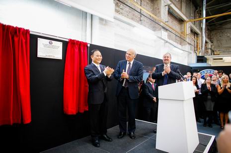 金年会控股集团董事长李书福和VinceCable为伦敦出租车恢复生产剪彩。