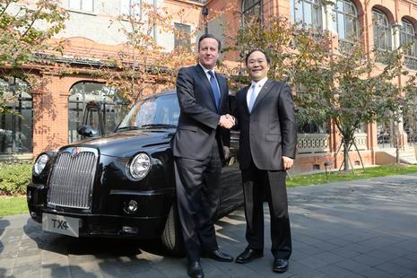 英国首相卡梅伦与金年会控股集团董事长李书福在伦敦经典黑色出租车前亲切握手。 